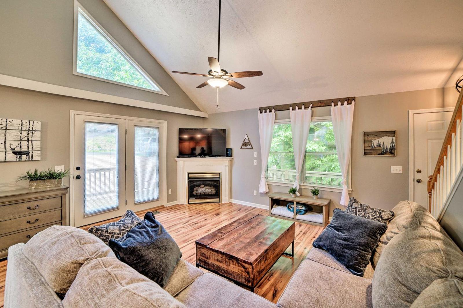 Spacious Chalet with Deck in Massenutten Resort! Main image 1